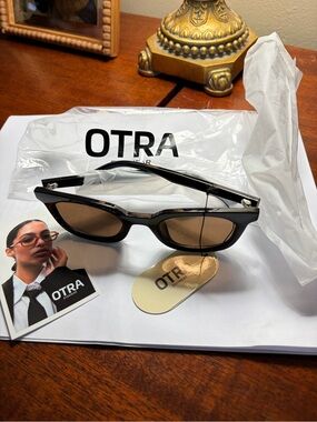 Otra brown Women's Sunglasses - Nia Classic Frame. NWT